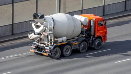 Ce amendă a primit șoferul de betonieră care a lovit o grindă de beton și a dărâmat-o peste o mașină?