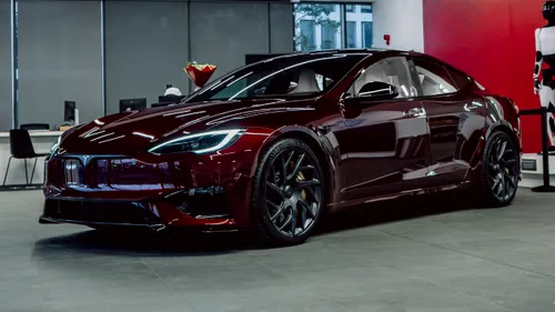 <span class='prepend'>Foto |</span> Tesla Model S Signature a ajuns acum și în România. Primul model importat aparține lui Dominic Marcu, campion național la viteză în coastă