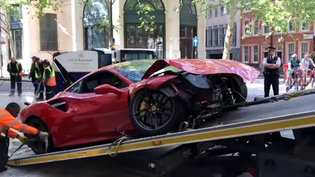 Un Ferrari 488 GTB a fost grav avariat după ce a intrat într-un autobuz - VIDEO