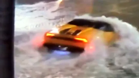 Un Lamborghini Huracan trece printr-o zonă inundată - VIDEO