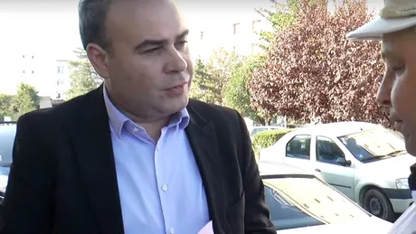 Darius Vâlcov, amendat pentru parcare neregulamentară. Conducea o maşină care nu apare în declaraţia lui de avere - VIDEO
