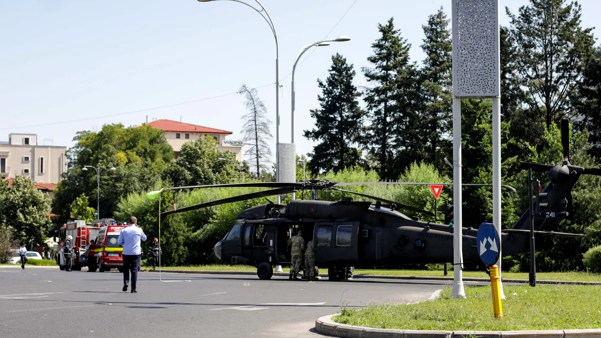 Ei sunt polițiștii care au oprit circulația la Piața Charles de Gaulle când au văzut că elicopterul are probleme