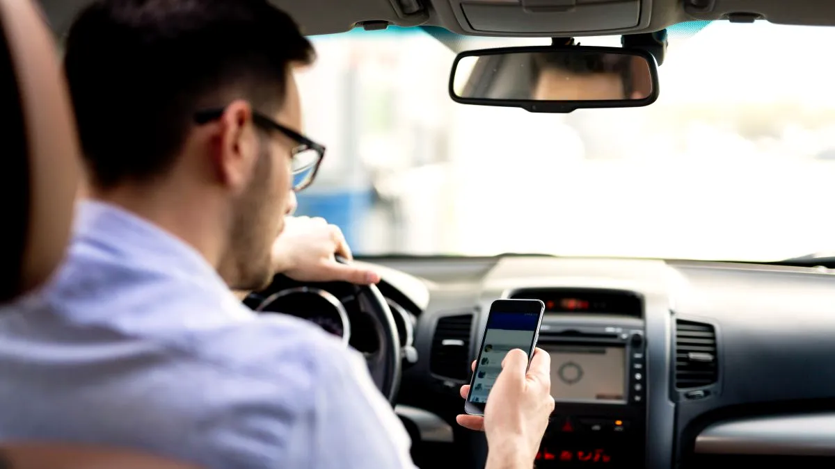 Amenzile rutiere, plătite pe loc cu telefonul mobil. Schimbarea majoră pregătită de Guvern în 2025 | VIDEO