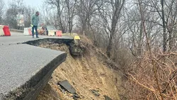 O bandă de circulație s-a prăbușit la intrarea în Câmpina. Trafic paralizat pe DJ 101R