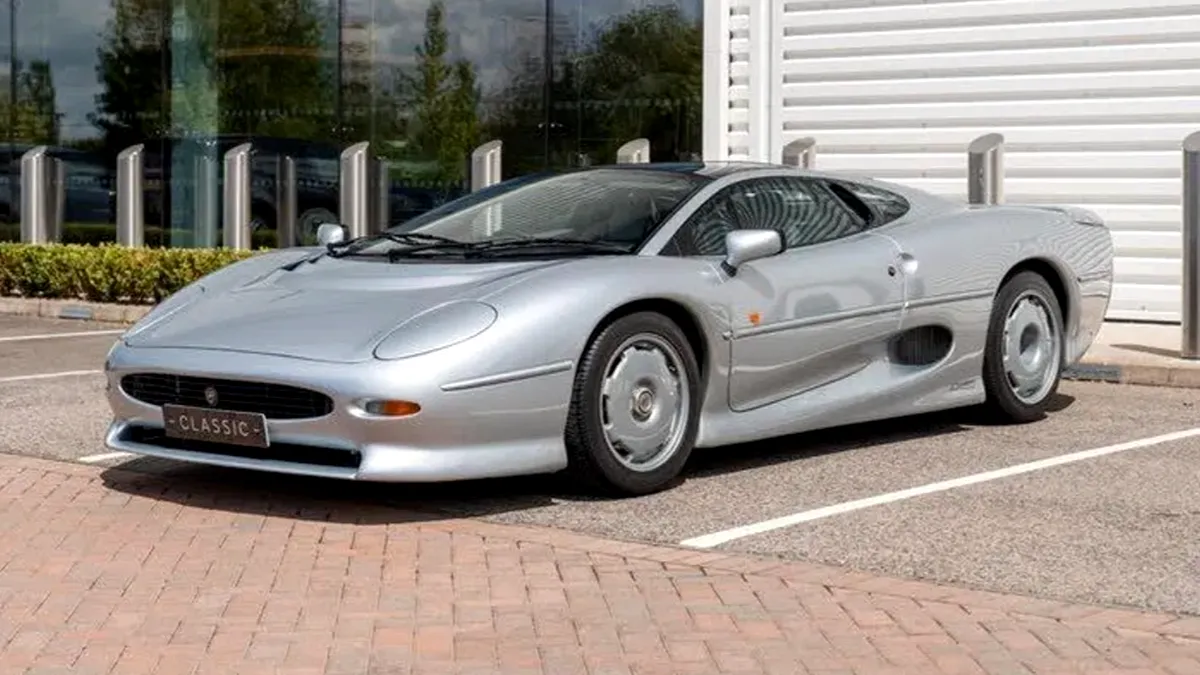 O mașină din colecția sultanului din Brunei este scoasă la vânzare: un Jaguar XJ220 cu 4.300 de kilometri la bord