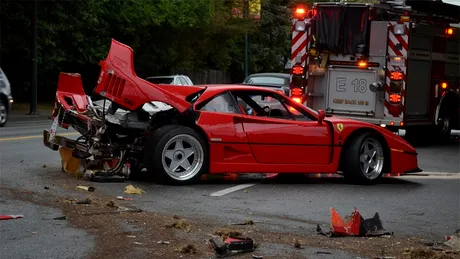 VIDEO: Un Ferrari F40 a fost distrus într-un accident în Canada