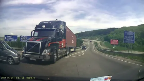 VIDEO: ai văzut vreodată cum frânează de urgenţă un TIR...?