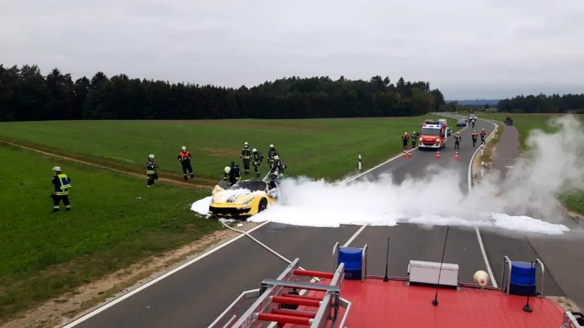 Un Ferrari a luat foc în mers. Proprietarul a privit în agonie cum epava arde mocnit -  FOTO