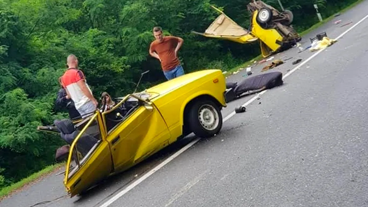 Lada ruptă în două într-un accident. Martorii făceau live pe rețelele de socializare în loc să ajute