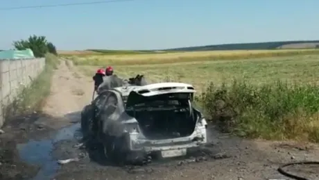 Căldura de afară face ravagii. O altă mașină a luat foc în trafic - VIDEO