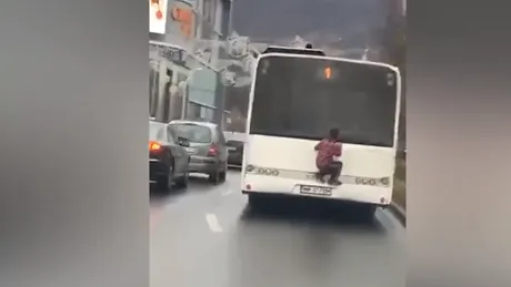 Cum călătoreşte un puşti de 11 ani pe „coada” autobuzului: Transport gratuit cum a promis domnul primar - FOTO