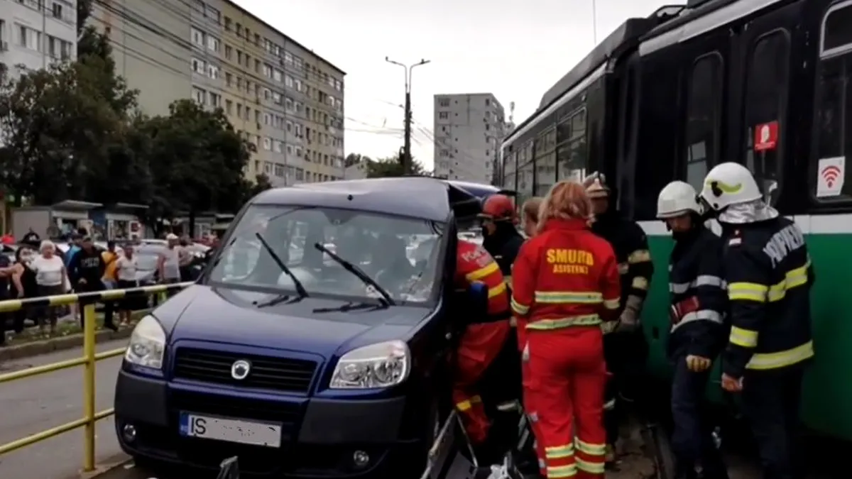 Un șofer în vârstă a scos un tramvai de pe șine la Iași. VIDEO cu momentul impactului