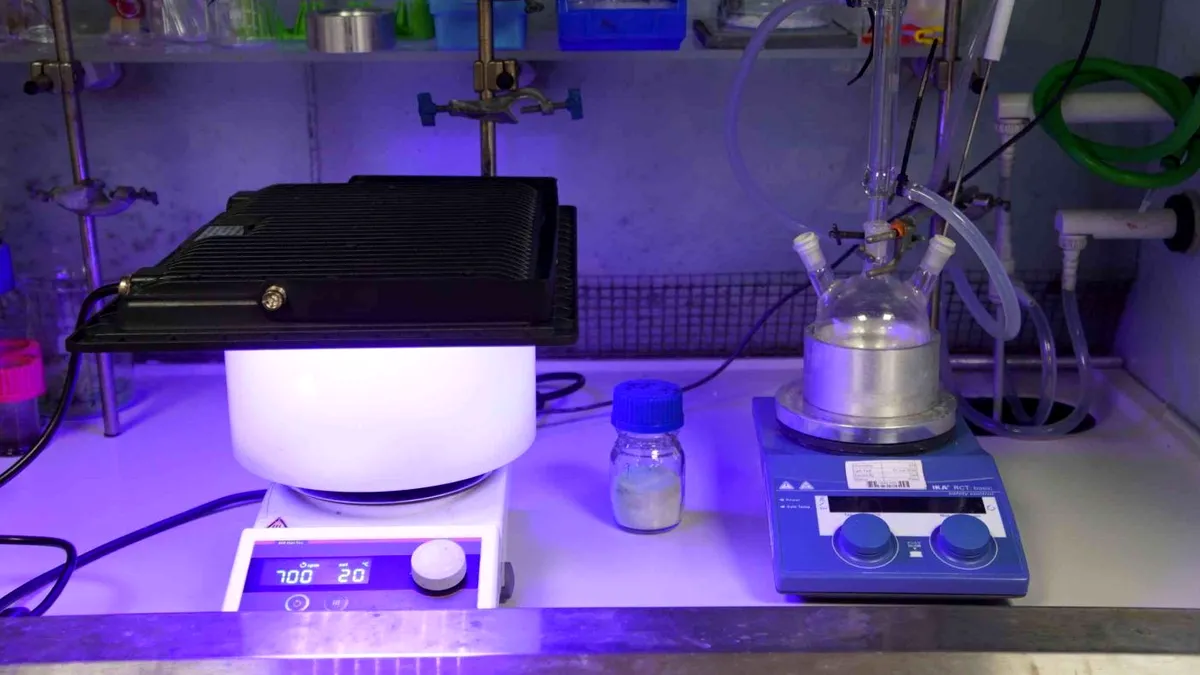 Chimiștii de la Cambridge transformă acidul din bateriile auto și plasticul greu de reciclat în hidrogen curat