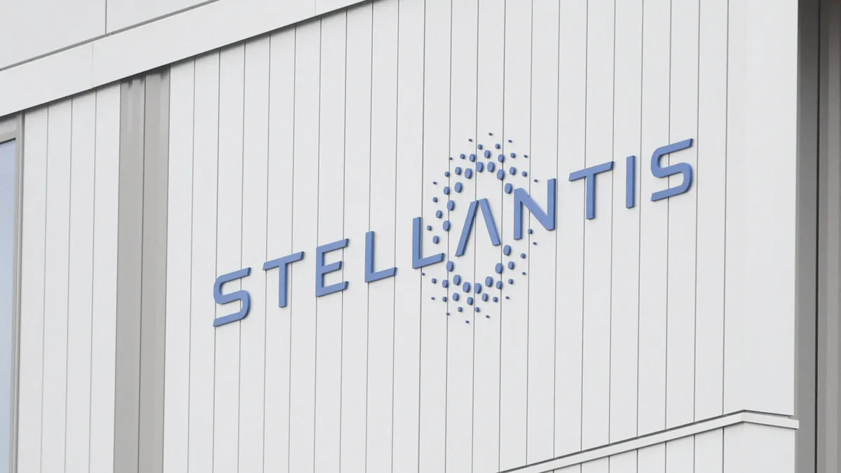 Retragerea Stellantis din sectorul EV-urilor este costisitoare. Grupul înregistrează deprecieri de peste 26 de miliarde de dolari și prețuri în scădere ale acțiunilor