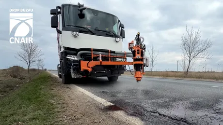 Premieră: Compania de Drumuri a cumpărat o mașină care astupă singură gropile! Prețul: 2,3 milioane lei