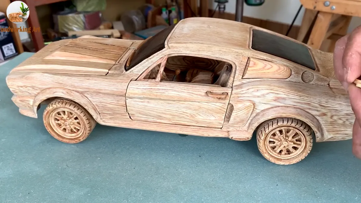 Asta înseamnă să fii pasionat! Un american a construit un Mustang în miniatură folosind doar lemn - VIDEO