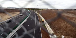 România tocmai a inaugurat o bucată de autostradă care nu poate fi folosită. Se termină în mijlocul câmpului