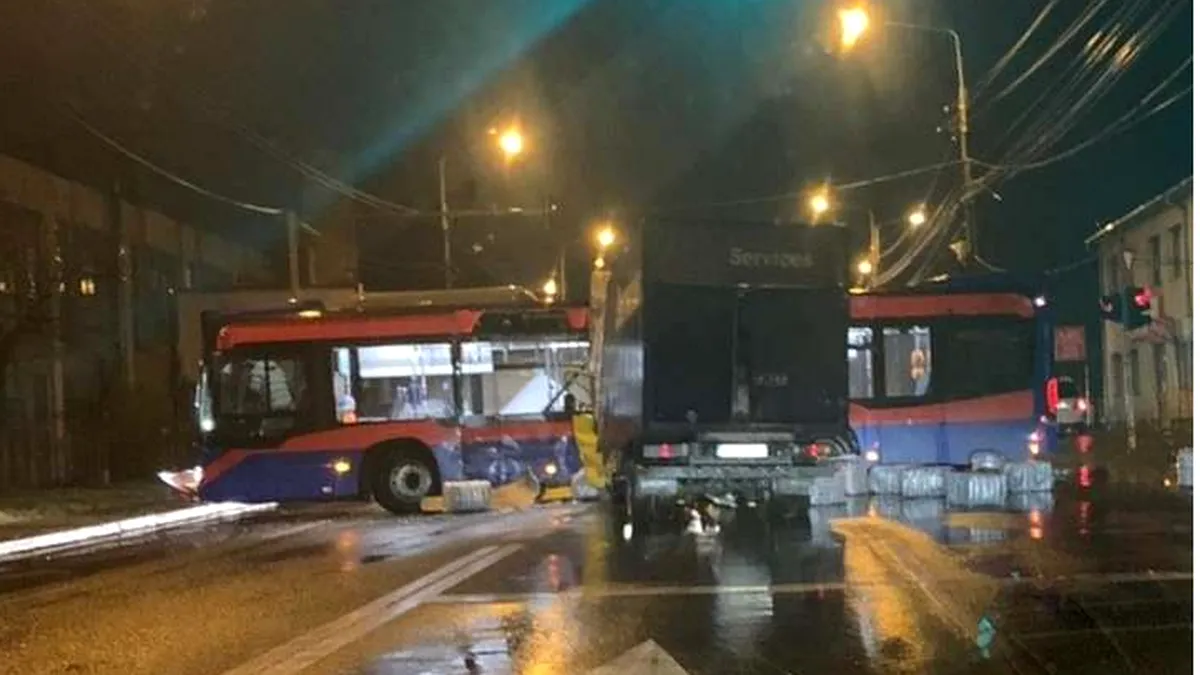 FOTO. Accident violent între o dubă și un autobuz. Un șofer și-a pierdut viața