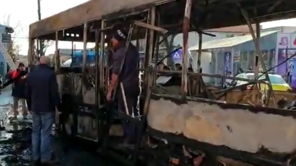 Un autobuz a luat foc la Craiova. Mai mulți călători se aflau la bord