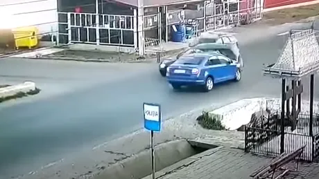 VIDEO - Impact violent între trei mașini în același timp. O femeie a decedat