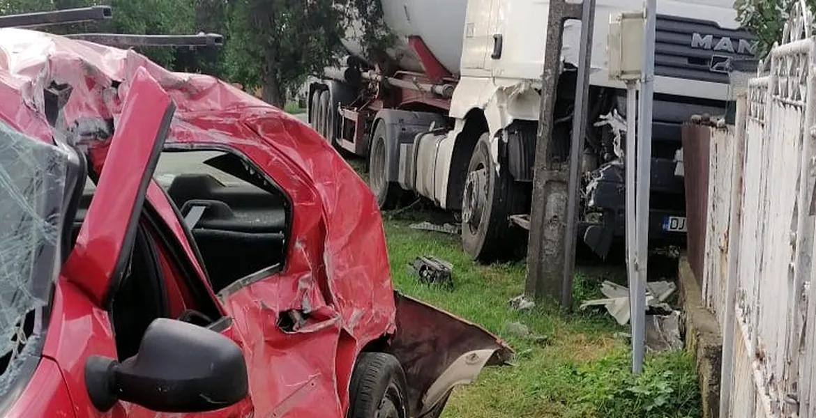 Accident între o cisternă și o Dacia Logan – VIDEO