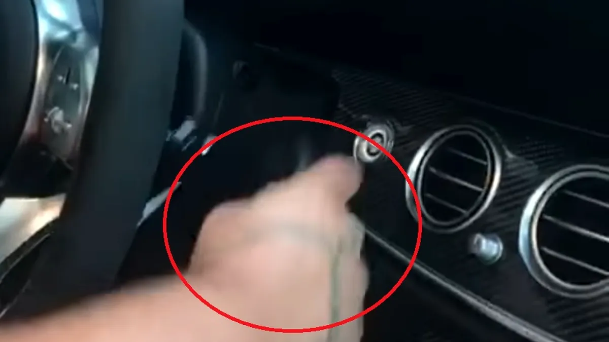 Un Mercedes-Benz de peste 200.000 de euro, distrus de un bărbat chiar în showroom - VIDEO