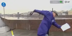 Un prezentator meteo a căzut de pe trotinetă în timpul unei transmisiuni TV și nu s-a mai ridicat