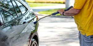 Cum eviți aglomerația de la spălătoriile auto? Dedeman are în oferta sa un aparat de spălat cu presiune Bosch la reducere