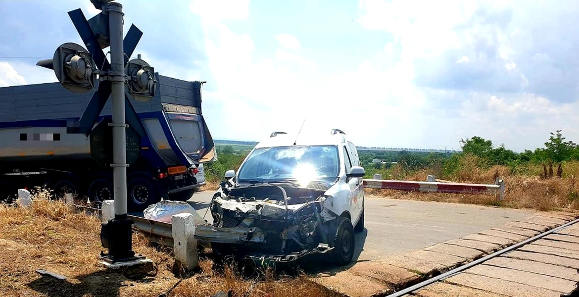 Un autoturism a fost acroșat de un tren în Giurgiu – FOTO