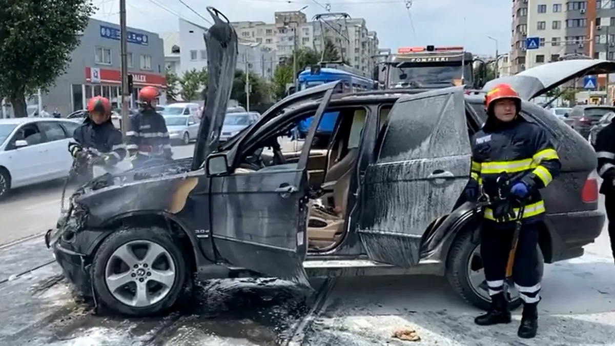 Un BMW a luat foc după ce s-a ciocnit cu un taxi - VIDEO
