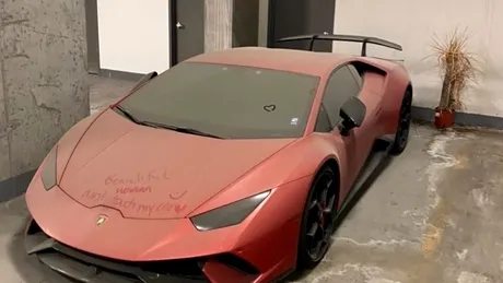 Un Lamborghini Huracan a fost uitat într-o parcare? De luni de zile, mașina zace în același loc