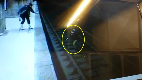 Momentul în care o tânără a căzut pe șinele de metrou și a fost salvată în ultima fracțiune de secundă - VIDEO