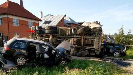 Nouă mașini, distruse de o basculantă scăpată de sub control - FOTO
