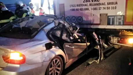 Accident devastator pe Autostrada A1: Un BMW s-a strivit de un TIR oprit pe banda de urgență