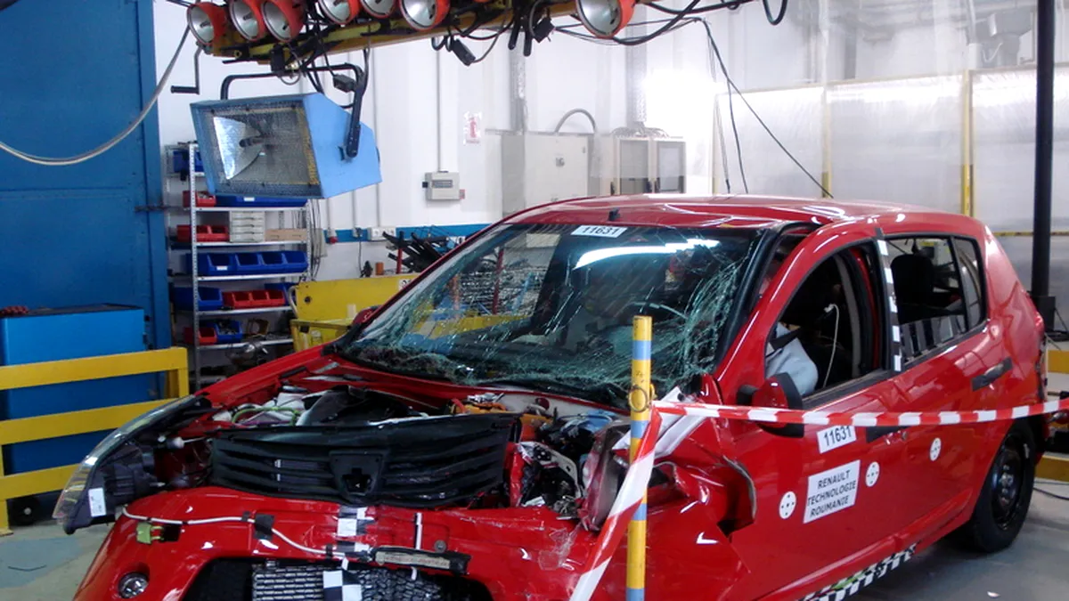 Dacia Sandero - crash test la uzina Dacia