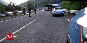 Video | Tragedie în Italia: 6 oameni au murit și peste 30 au fost răniți după ce un autocar s-a izbit frontal cu o autorulotă