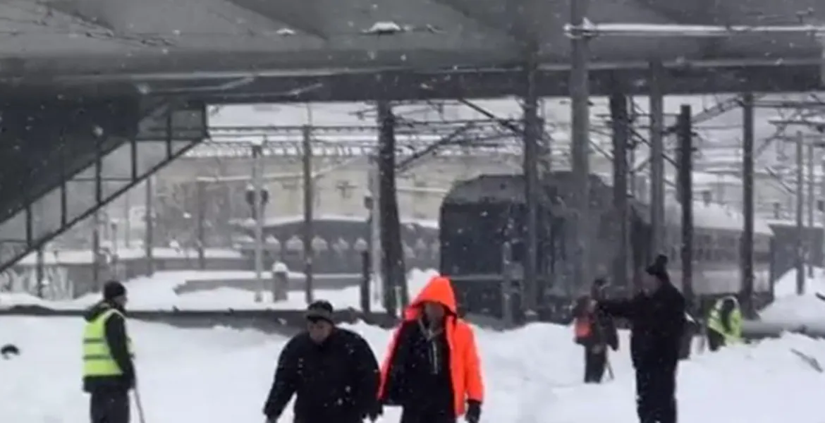 Ireal ce s-a întâmplat cu un tren, în România, în mijlocul gerului. Şi pe noi ne îndeamnă să ne lăsăm maşinile acasă