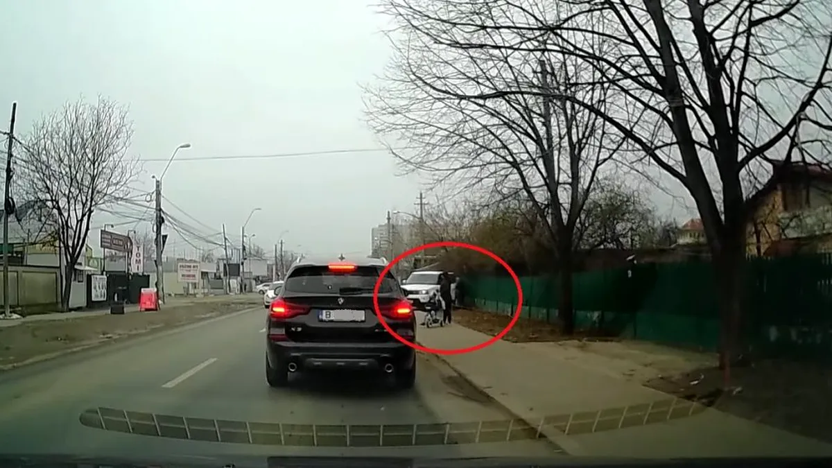 Momentul în care un SUV de lux pleacă singur de pe loc, taie două sensuri și se oprește pe trotuar