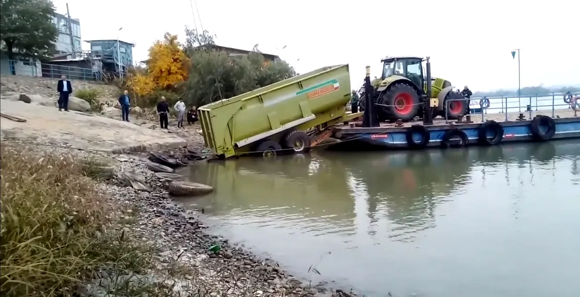 Tractor cu remorca, scăpat în Dunăre la urcarea pe bac – VIDEO