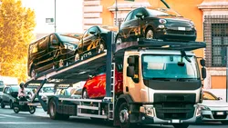 Trump amenință industria auto europeană: tarife de 25% pentru mașinile și camioanele importate din UE