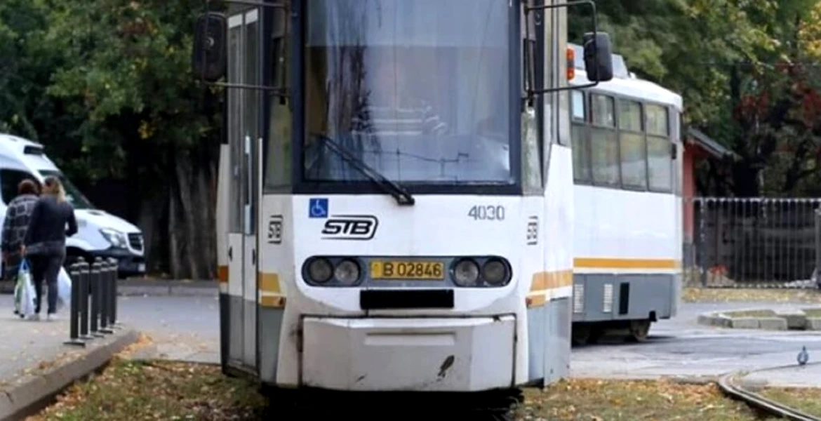 Cauză incredibilă pentru care un tramvai din București a lovit în plin mașinile oprite la intersecție