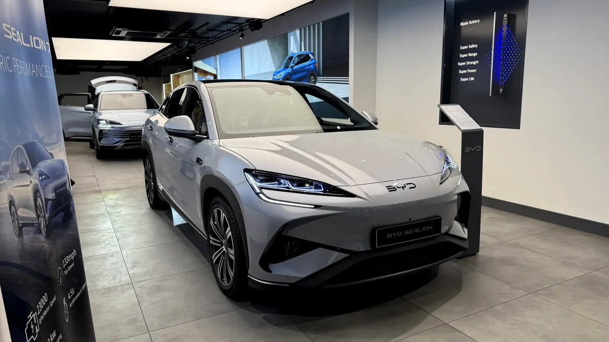 BYD și HONOR accelerează tranziția către mașini complet integrate în ecosistemul AI