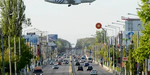 Un șofer care avea mașina parcată a primit 6 amenzi de viteză din cauza avioanelor care zburau pe deasupra acesteia
