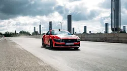 <span class='prepend'>Video |</span> Carlos Sainz a efectuat primele tururi pe cel mai nou circuit de Formula 1 al Spaniei într-un Ford Mustang. „Madring” are debutul programat pentru 11 septembrie