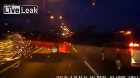 VIDEO: slalomul printre maşini pe autostradă se termină prost