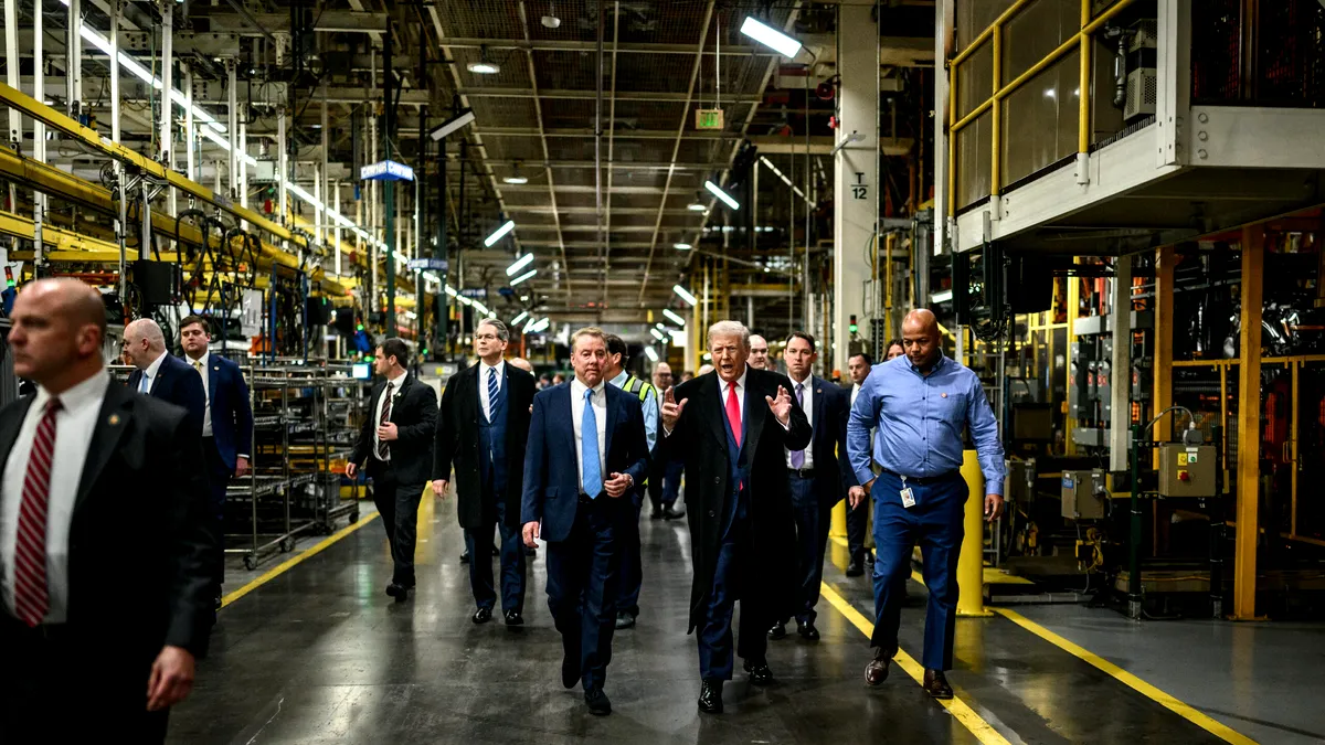 Grupurile din industria auto îl îndeamnă pe Donald Trump să nu permită accesul producătorilor chinezi în SUA