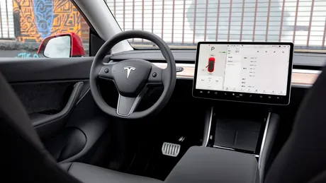 Interfața tactilă de la Tesla Model 3, printre cele mai neinspirate trenduri