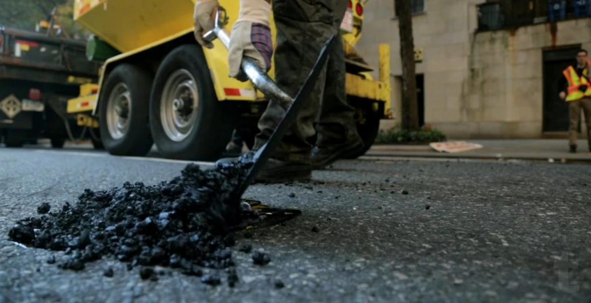 VIDEO: Cum se repară gropile din asfalt în New York