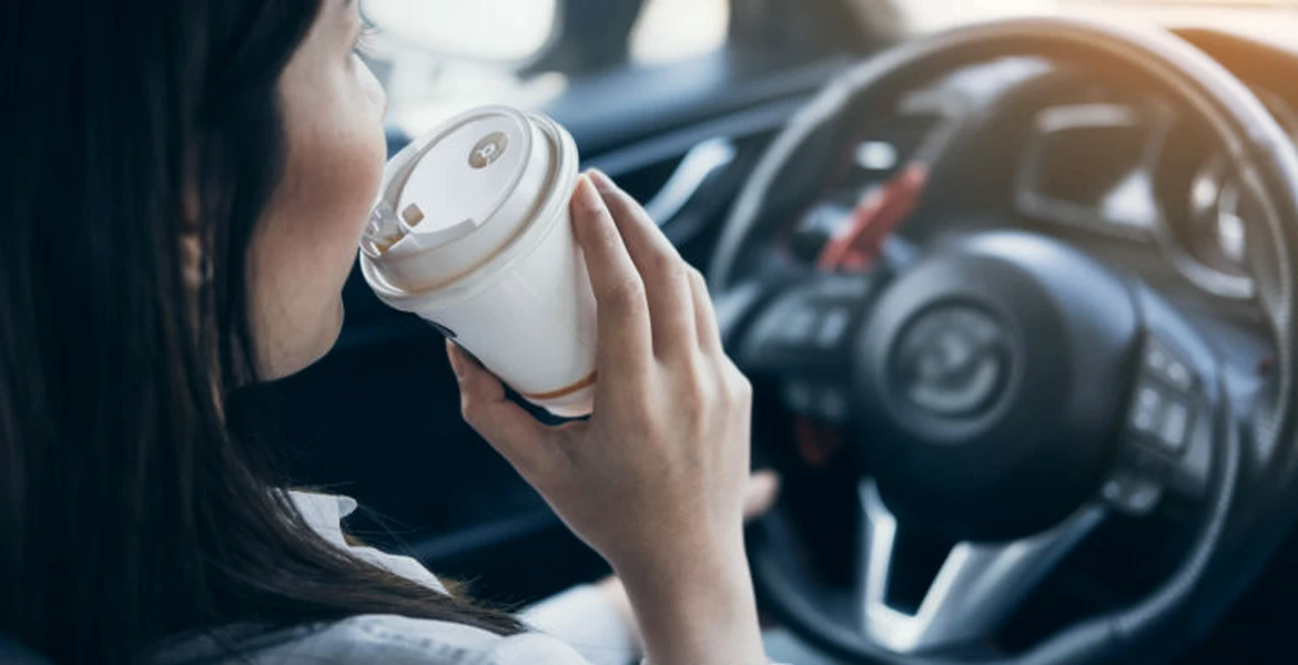 Este legal să bei apă sau cafea în mașină? Ce sancțiuni prevede Codul Rutier