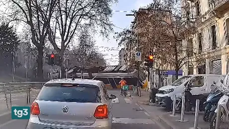 Video | Momentul dramatic în care un tramvai plin cu pasageri deraiază în Milano. Bilanț provizoriu: 2 morți, 54 de răniți